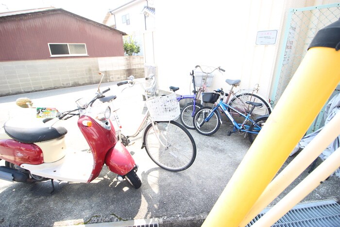 物件外観写真3　(駐輪場)
