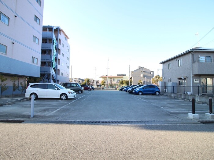 物件外観写真4　(駐車場)
