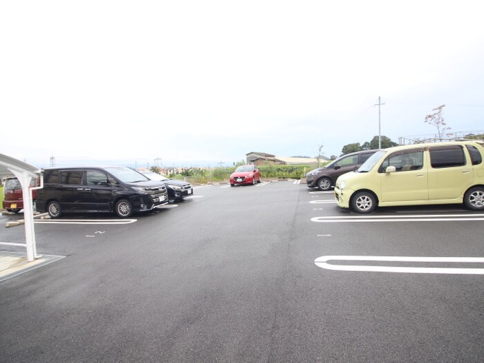 物件外観写真4　(駐車場)