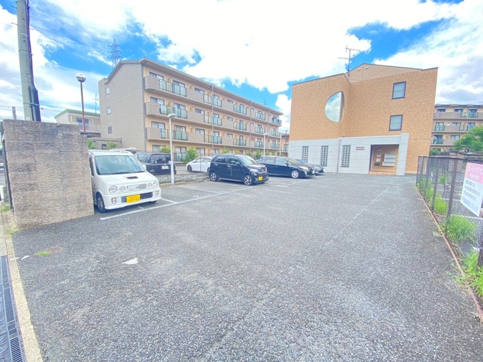 物件外観写真3　(駐車場)