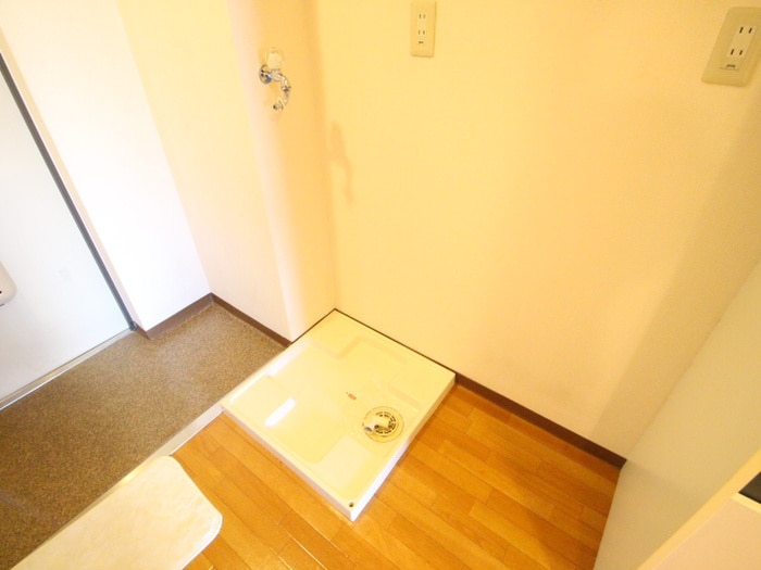 物件内観写真16　(洗濯機置場)