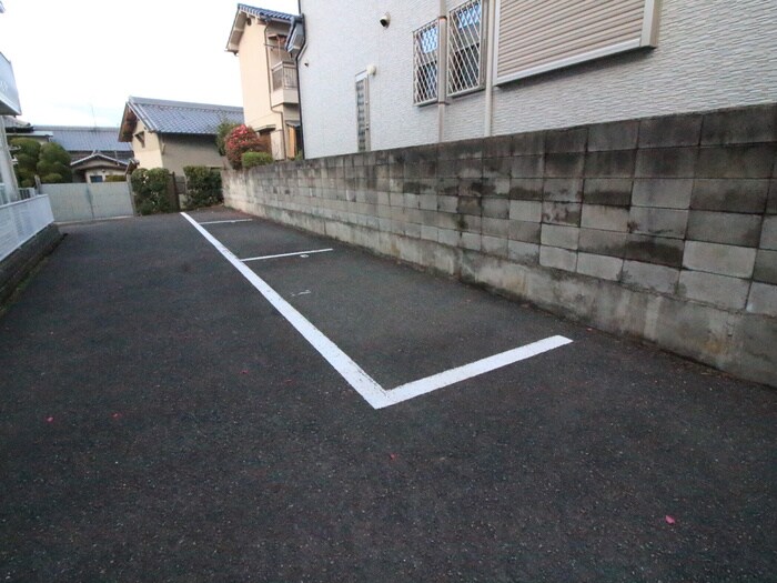 物件外観写真3　(駐車場)