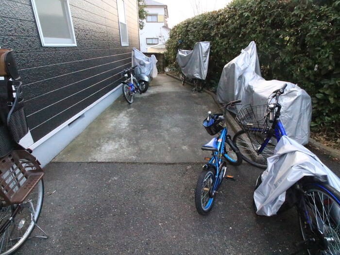 物件外観写真4　(駐輪場)