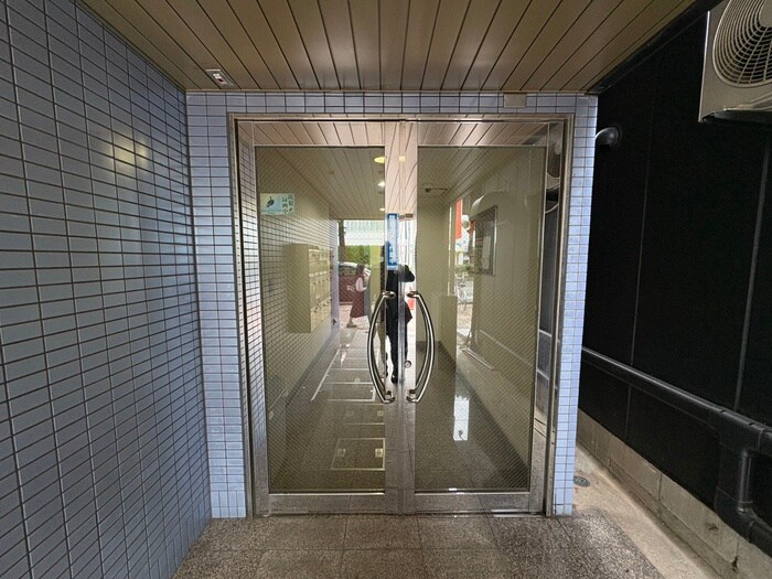 物件外観写真3　(エントランス部分)