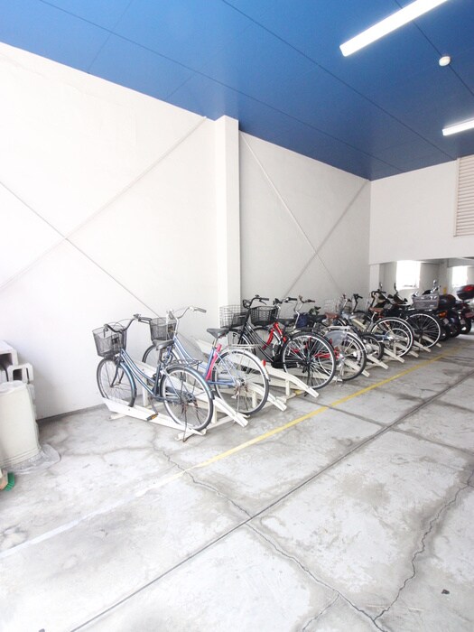 物件外観写真4　(駐輪場)