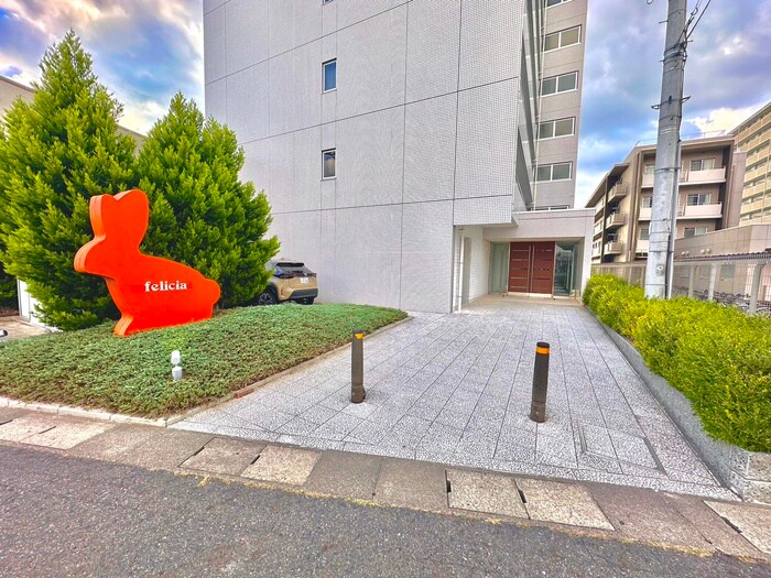 物件外観写真2　(エントランス部分)