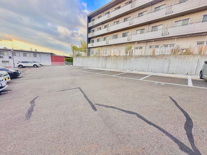 物件外観写真3　(駐車場)