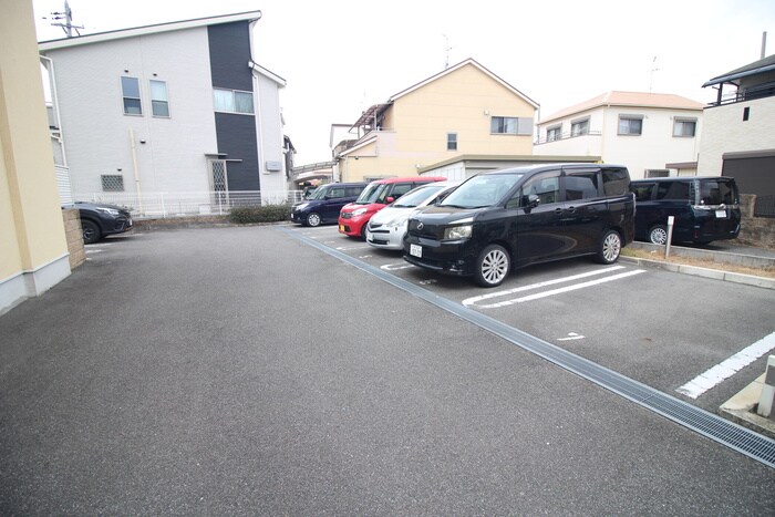 物件外観写真4　(駐車場)