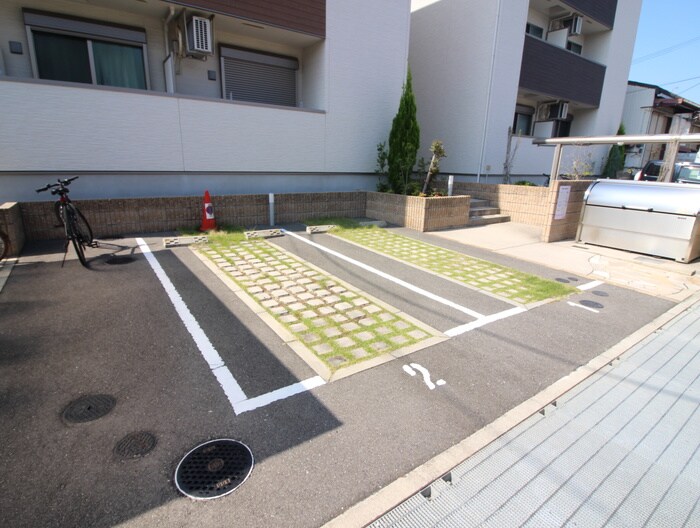 物件外観写真6　(駐車場)