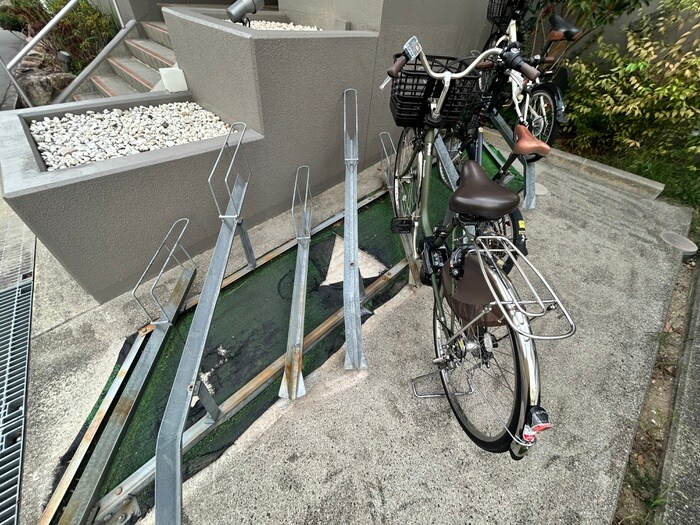 物件外観写真4　(駐輪場)