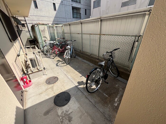 物件外観写真4　(駐輪場)