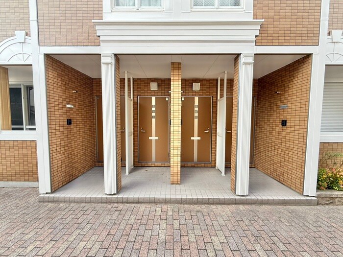 物件外観写真3　(エントランス部分)