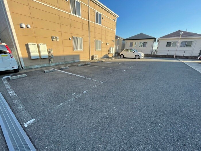 物件外観写真4　(駐車場)