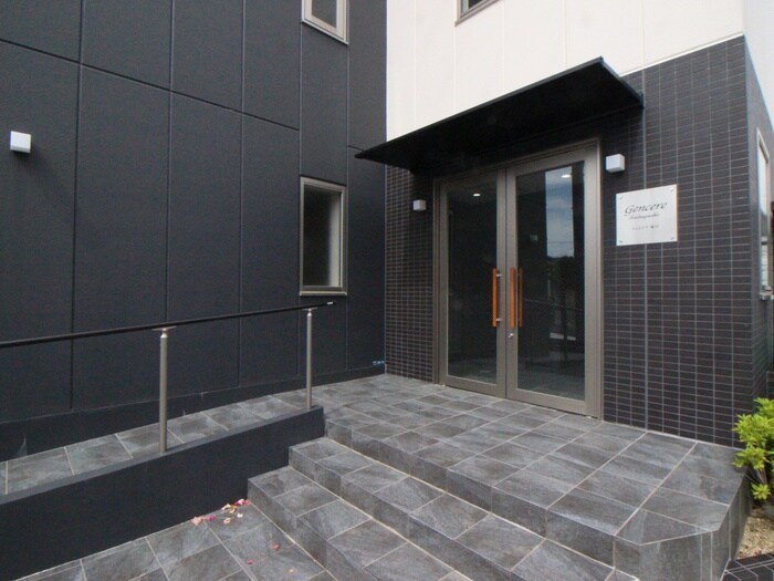 物件外観写真4　(エントランス部分)