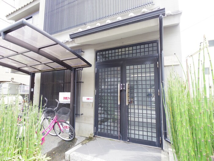 物件外観写真3　(エントランス部分)