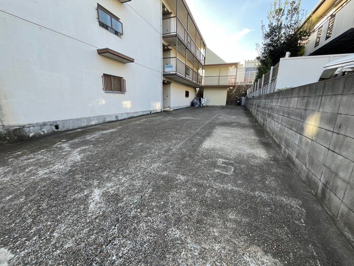 物件外観写真3　(駐車場)