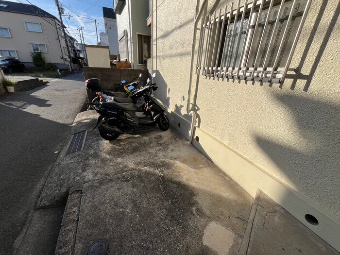 物件外観写真5　(バイク置き場)