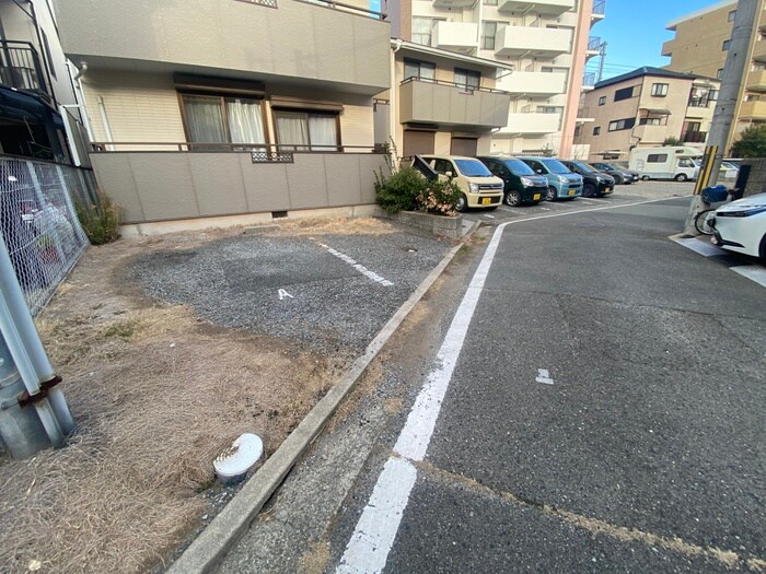 物件外観写真5　(駐車場)