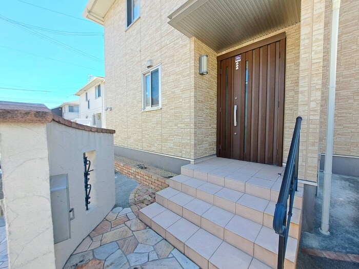 物件外観写真3　(エントランス部分)