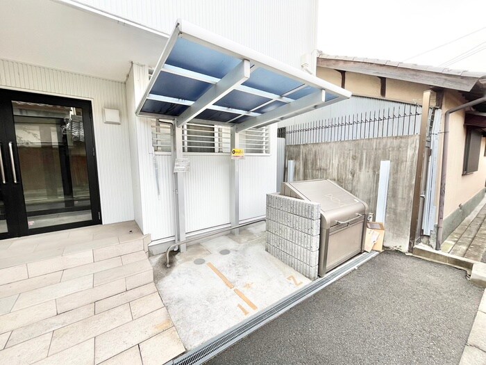 物件外観写真5　(バイク置き場)