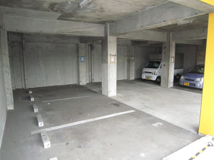 物件外観写真4　(駐車場)