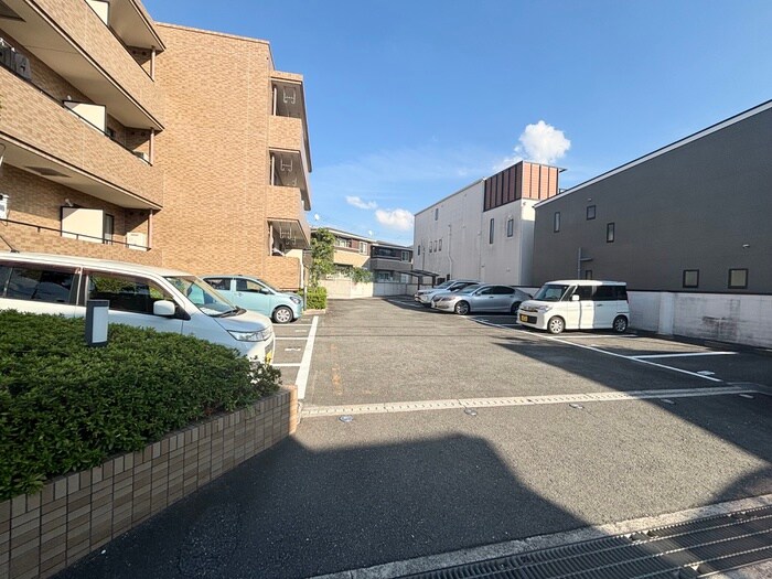 物件外観写真5　(駐車場)