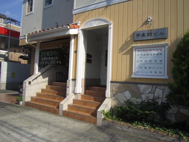 物件外観写真3　(エントランス部分)