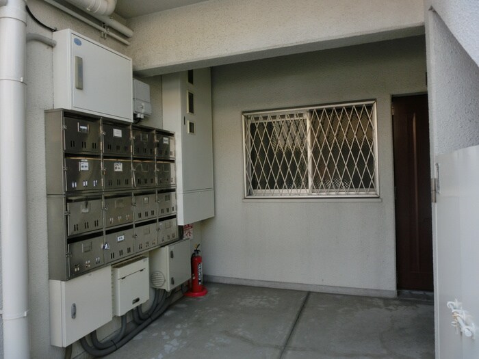 物件外観写真6　(エントランス部分)