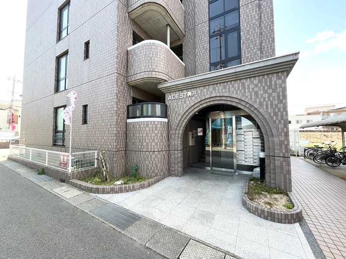 物件外観写真2　(エントランス部分)