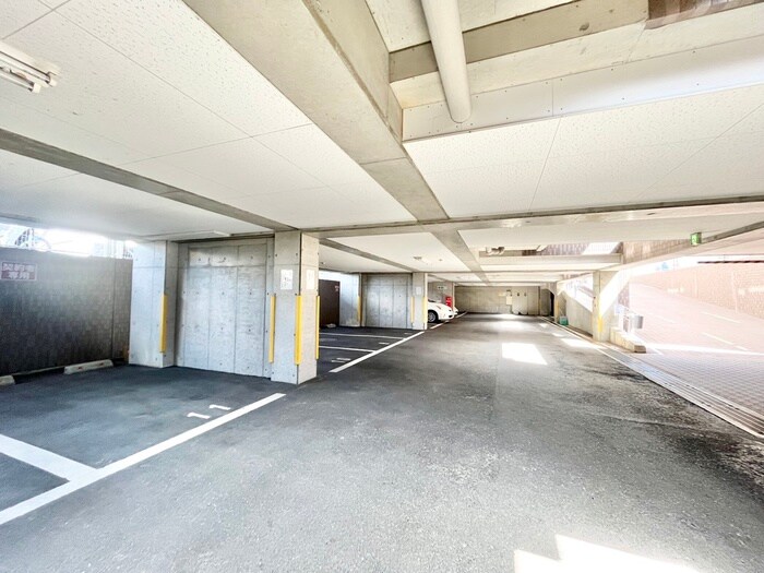 物件外観写真4　(駐車場)