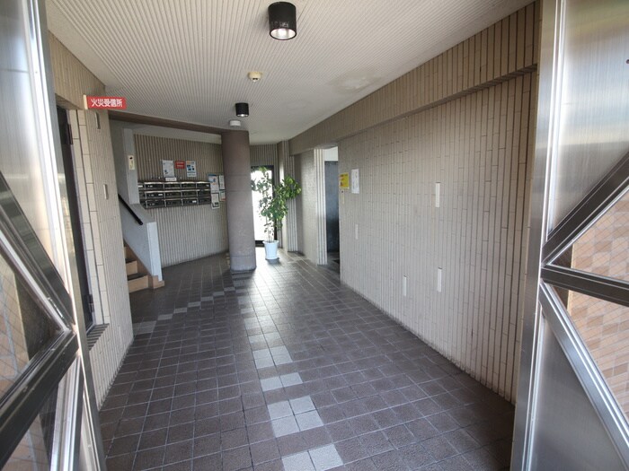 物件外観写真3　(エントランス部分)