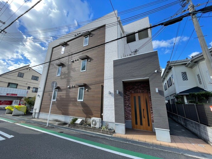 物件外観写真2　(エントランス部分)