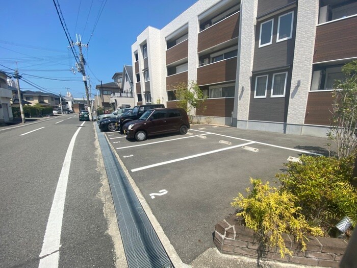 物件外観写真3　(駐車場)