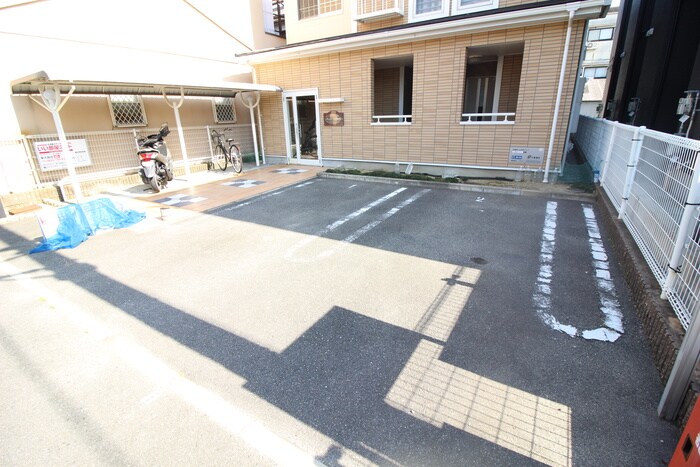 物件外観写真4　(駐車場)