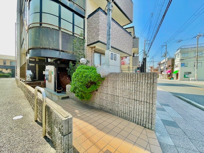 物件外観写真2　(エントランス部分)