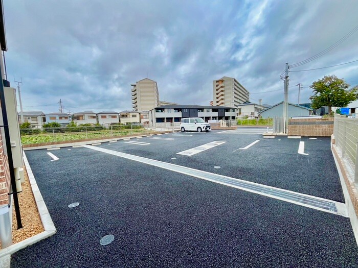 物件外観写真4　(駐車場)