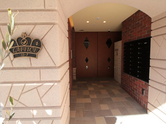 物件外観写真2　(エントランス部分)