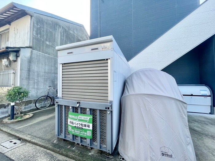物件外観写真4　(バイク置き場)