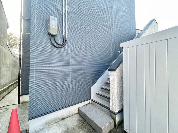 物件外観写真6　(エントランス部分)