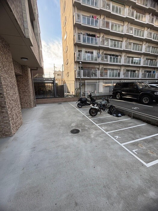 物件外観写真4　(バイク置き場)