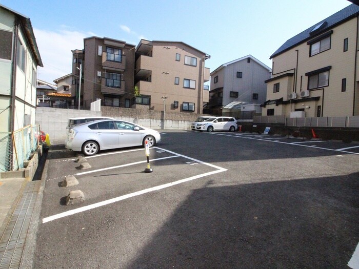 物件外観写真4　(駐車場)