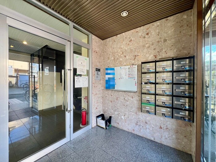 物件外観写真2　(エントランス部分)