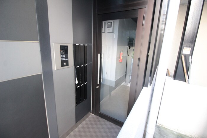 物件外観写真2　(エントランス部分)