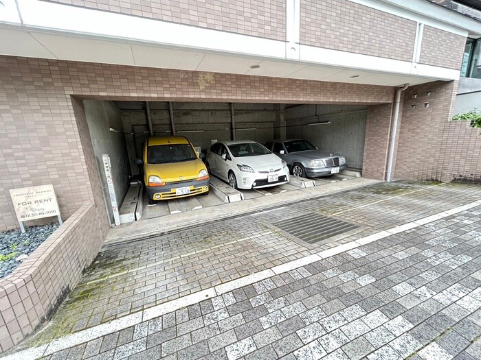 物件外観写真3　(駐車場)