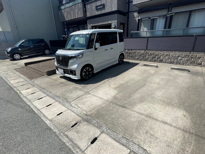 物件外観写真4　(駐車場)