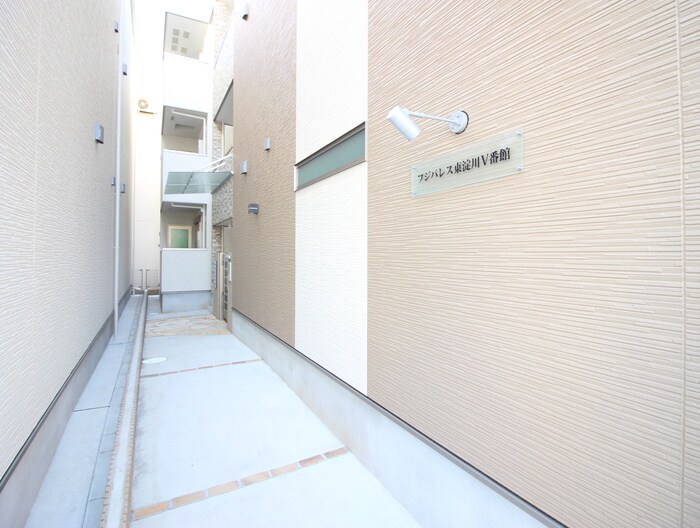 物件外観写真3　(エントランス部分)