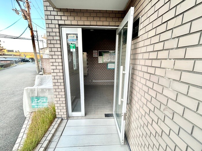 物件外観写真3　(エントランス部分)