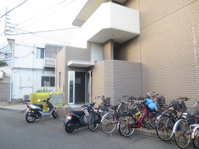 物件外観写真4　(エントランス部分)