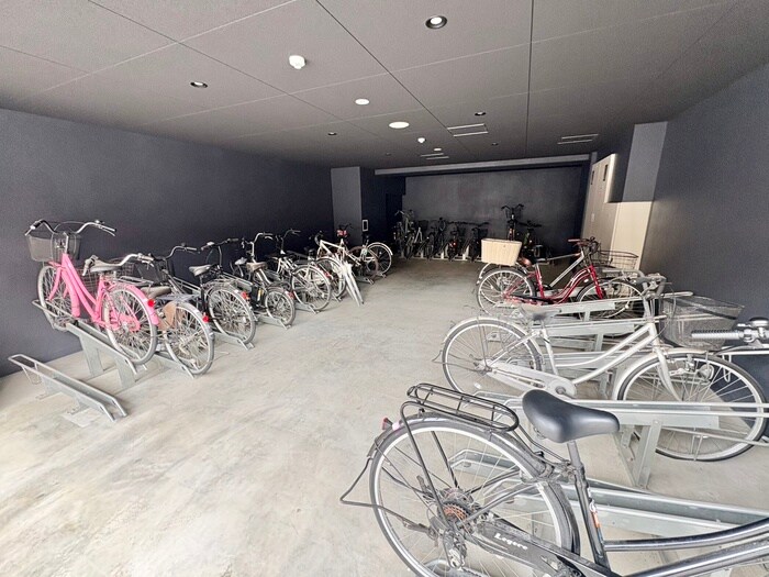 物件外観写真2　(駐輪場)