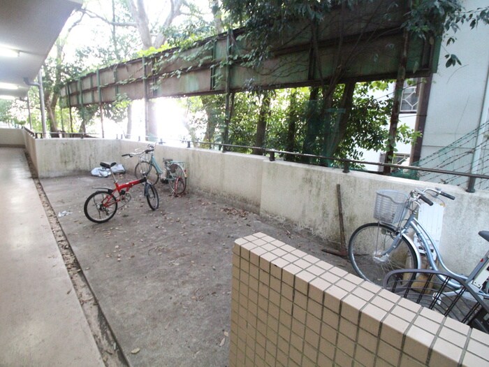 物件外観写真3　(駐輪場)